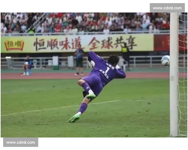 徐州门将神级划铲镇镇江!苏超最帅扑救引爆热议 徐州门将神级划铲镇镇江!苏超最帅扑救引爆热议